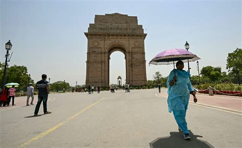 Delhi Heat Delhi Summers No Respite From Heatwave In Delhi Mercury Likely To Touch 45 Degrees