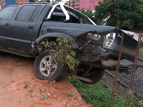 G1 Caminhonete Fica Pendurada à Beira De Linha Férrea Após Acidente