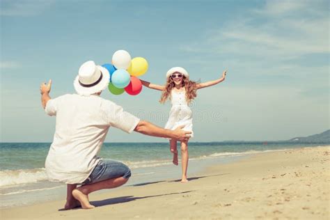 Adolescent Jouant Avec Des Ballons Sur La Plage Image Stock Image Du