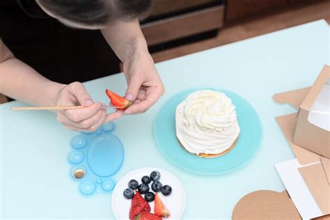 Mujer Pastelera En Casa Decorando Pastel De Merengue Casero Pavlova Con