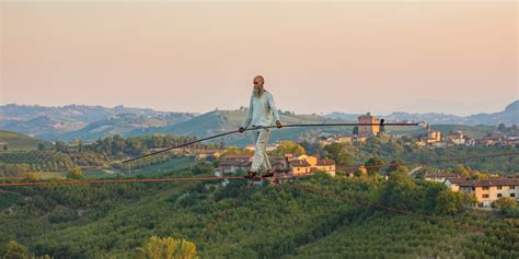 Chi è Andrea Loreni il funambolo italiano che percorre grandi distanze