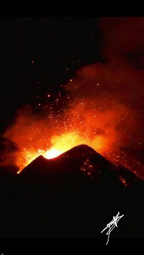 Nuova Spettacolare Eruzione Dall Etna Fontane Di Lava Alte Un