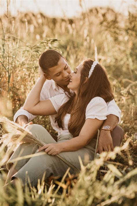 12 Trending Couple Poses For Photoshoot To Preserve The Moment