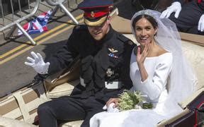 Brigitte Macron En Long Manteau Nude Au Salon Du Livre