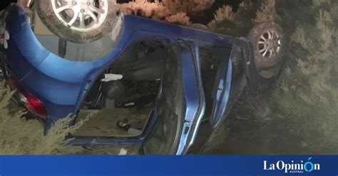 Un auto despistó volcó y cayó por un barranco dos mujeres fueron