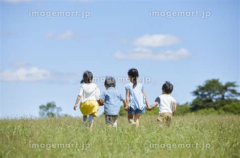 手を繋いで歩く子供達の写真素材 [129315000] イメージマート