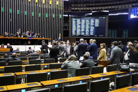 Deputados aprovam MP dos cartórios aos 49 minutos do segundo tempo ZÉ