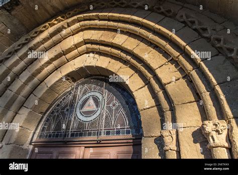 Eglise Saint Pierre Aux Liens Détail Du Portail Stock Photo Alamy