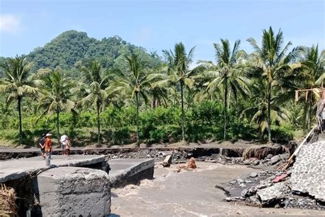 Diterjang Banjir Lahar Dingin Gunung Semeru Dan Longsor Lumajang