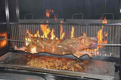 Cochon de lait à la broche cuit au feu de bois Site de emilien et