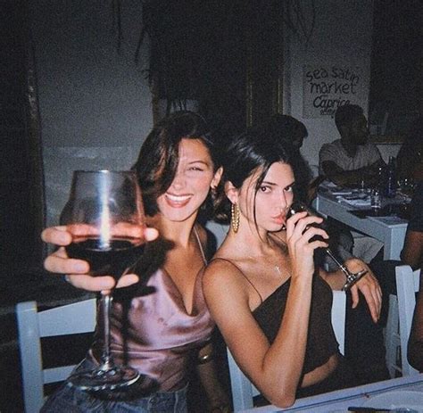 Kendall Jenner Y Bella Hadid Se Besan A Modo De Felicitación De Cumpleaños