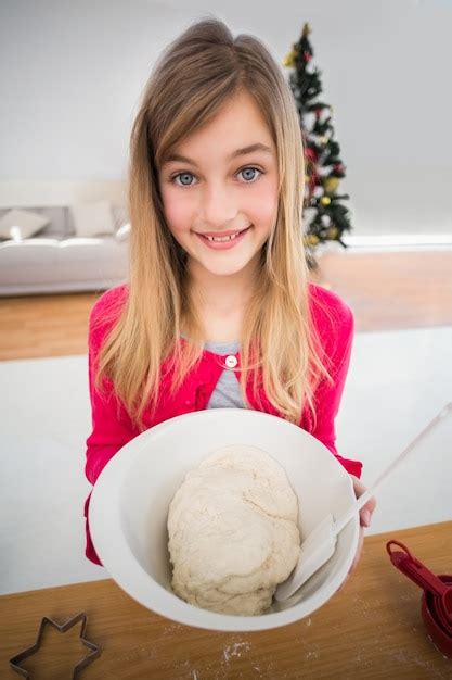 Ni A Festiva Haciendo Galletas De Navidad Foto Premium