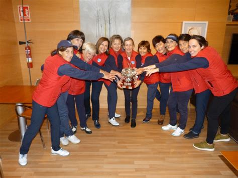 El equipo de Zuia ganador del Triangular Femenino de Álava Zuia Golf