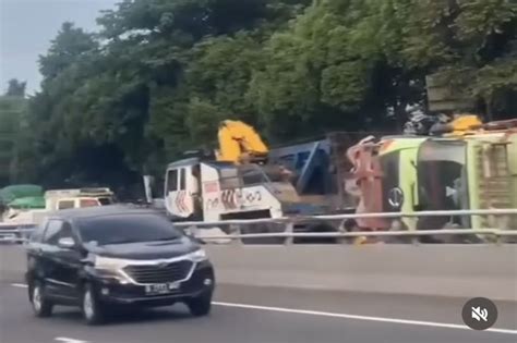 Truk Pengangkut Tanah Terguling Di Pintu Keluar Tol Cawang Jalan Mt