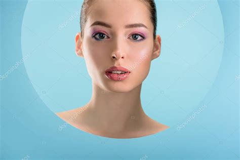 Retrato De Mujer Desnuda Hermosa Con Labios Brillantes Sombra De Ojos