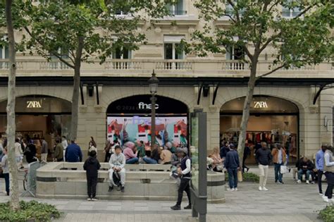 File d attente géante mouvement de foule La braderie de la Fnac des