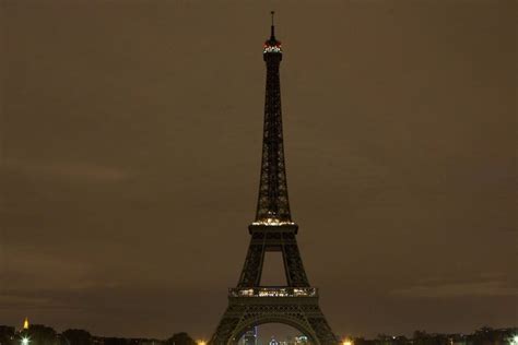 Torre Eiffel apaga sus luces para honrar a víctimas de atentados en Sri