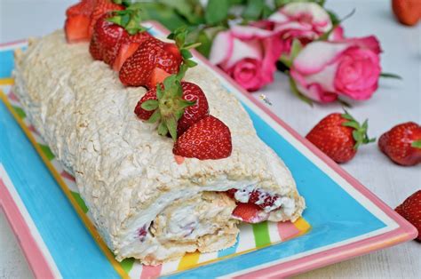 Rotolo Di Meringa Farcito Con Crema Al Mascarpone E Fragole Profumo