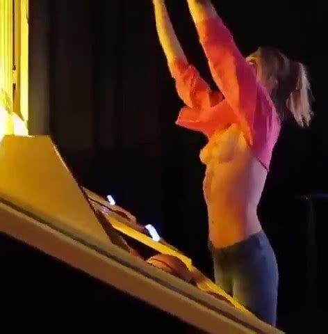 Boob Flash At Arcade ThisVid