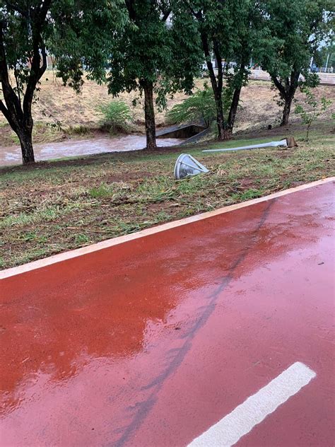 Motorista Bate Em Poste Cai Em C Rrego E Carro Fica Submerso Em Rio