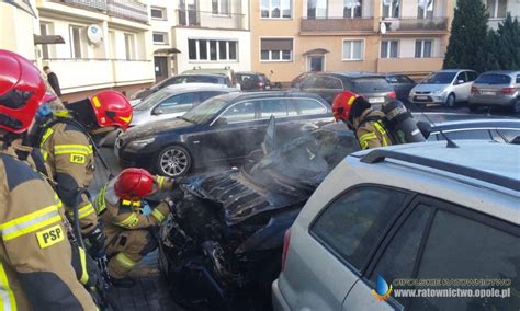 Pożar w komorze silnika samochodu osobowego na parkingu przy ulicy