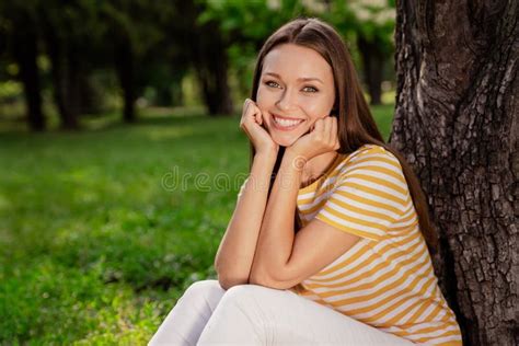 Photo Portrait Smiling Happy Woman Sitting In Green City Park In Summer