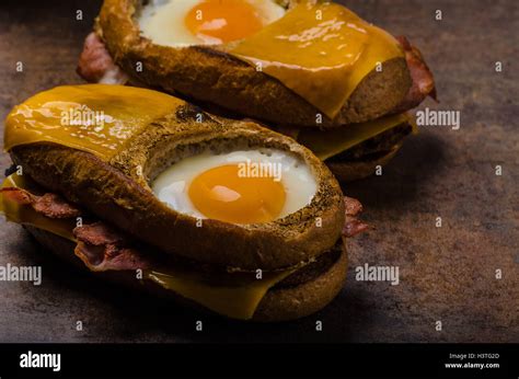 Ger Stetes Brot Mit Cheddar K Se Und Knusprigem Speck Spiegelei Brot