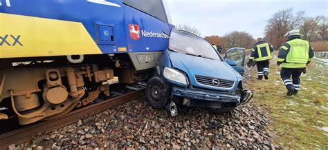 Zug Erfasst Pkw Pkw Fahrer Verstirbt An Der Unfallstelle