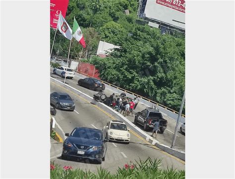 Se Lesiona Un Hombre Al Volcar Su Auto En El Puente A Desnivel De La