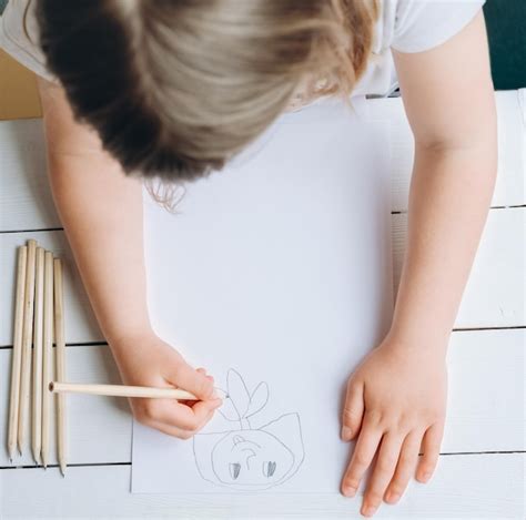 Vista recortada de niña dibujando con un lápiz Foto Premium