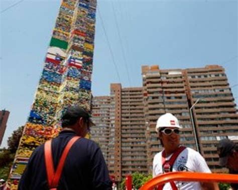 Chile Baten récord de torre LEGO más alta del mundo FayerWayer