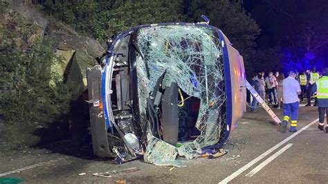 Al menos un muerto y varios heridos al volcar un bus turístico en el