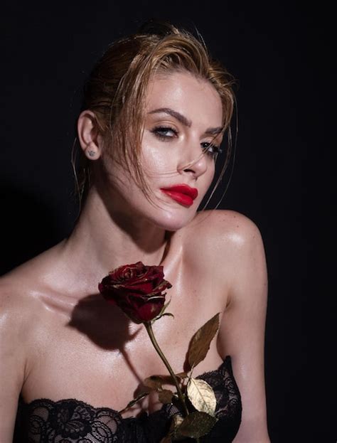 Mulher Rom Ntica De Beleza Flores Rosas Linda Maquiagem De Luxo