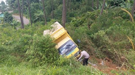 Mesin Mati Saat Menanjak Truk Masuk Ke Jurang