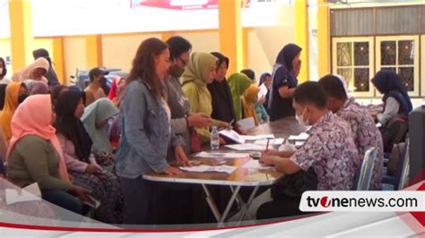 Jelang Akhir Tahun Ratusan Warga Serbu Pasar Murah Sembako Di Klaten