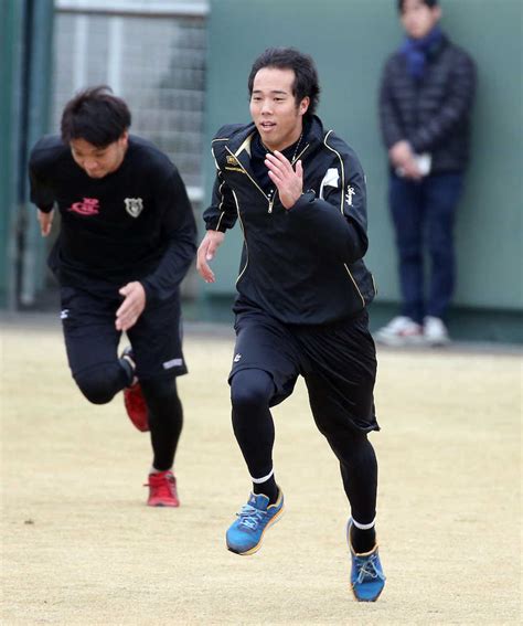 ダッシュを繰り返して汗を流す青柳（右） ― スポニチ Sponichi Annex 野球