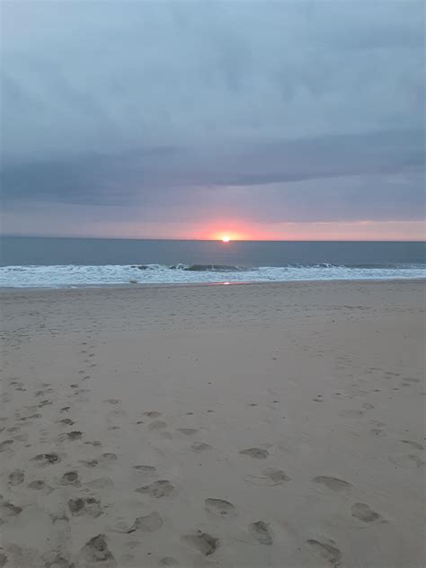Took this picture of the sunrise on dewey beach in deleware : r/pics