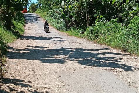 Rusak Bertahun Tahun Jalan Utama Menuju Wisata Pantai Malang Selatan