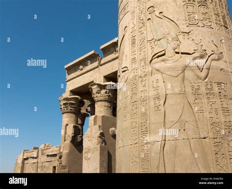 Columnas En El Templo De Sobek Y Haroeris En Kom Ombo En El Valle Del