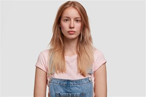 Femme Blonde Portant Une Salopette En Denim Photo Gratuite