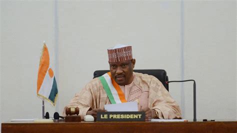 Niger L Ex Premier Ministre Hama Amadou De Retour Apr S Un Exil De