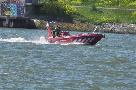 Zoektocht Naar Persoon Te Water Schaardijk In Rotterdam