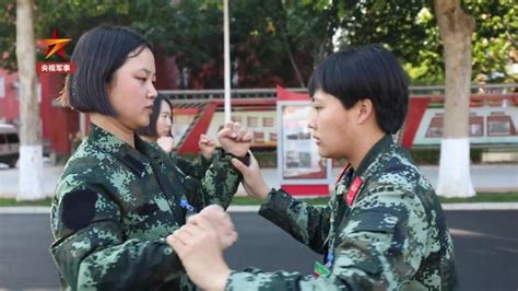 【00后女兵入伍1个月变化有多大】眼神坚定、腰杆挺拔、动作雷厉风行她们是武警北京总队新兵十一大队秋季入伍的女战士。从大学校园走进军营，入营已“满月”，这些“00后”姑娘已初具军人模样。擒敌