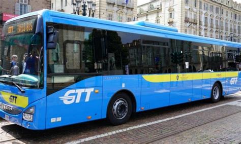 Torino Nonnino Sale Senza Mascherina Sul Bus E Aggredisce L Autista