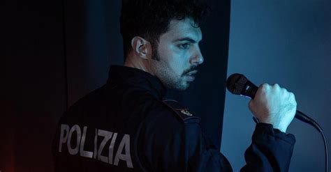 Ok ma chi caz o è Revman il poliziotto rapper che crea dipendenza