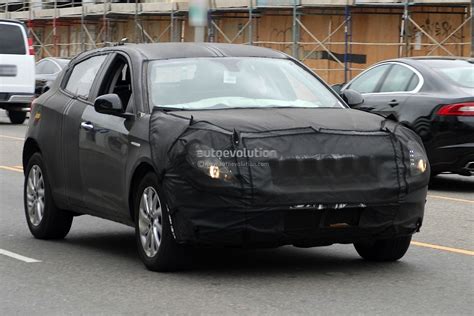 Spyshots: 2014 Jeep Liberty Test Mule - autoevolution