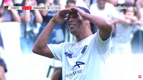 Ronaldinho Mostrando Toda Sua Magia No Jogo Das Lendas Do Galo