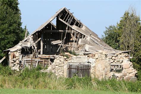 Vieja Casa Abandonada En Ruinas Donde Viven Los Refugiados Imagen De