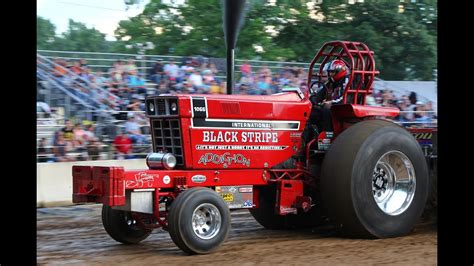 Tractor Pulling Hot Stock Tractors Pulling Action At Laurelton