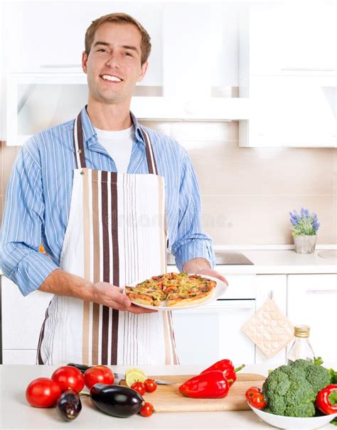 Hombre Mayor Que Disfruta De Cocinar En Cocina Con El Vidrio De Vino